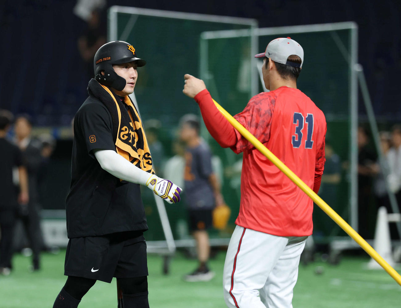 巨人対広島　試合前、話をする巨人丸（左）と広島坂倉（撮影・増田悦実）
