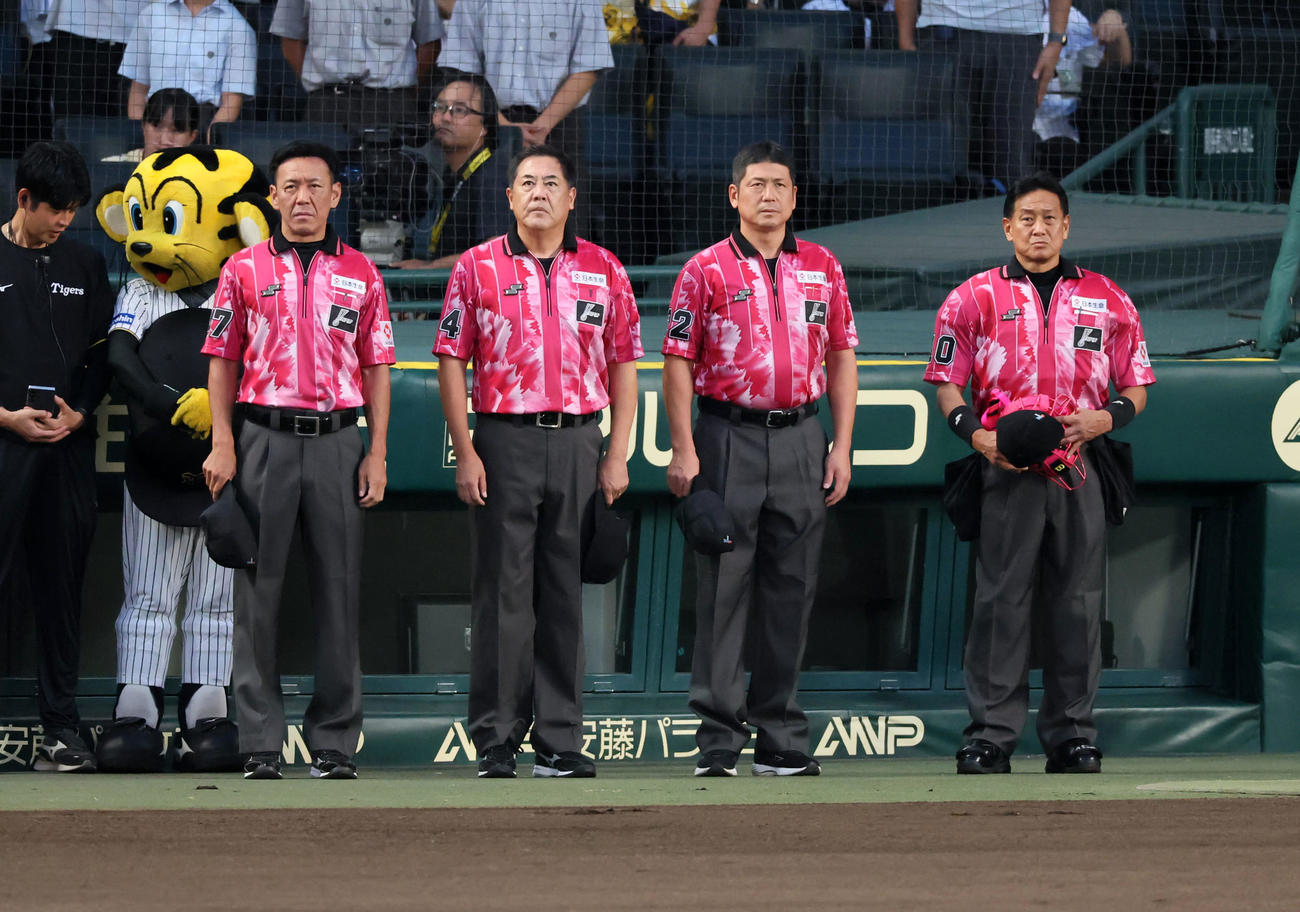 阪神対DeNA　赤を基本とした色のユニホームを着用する審判員（撮影・加藤哉）