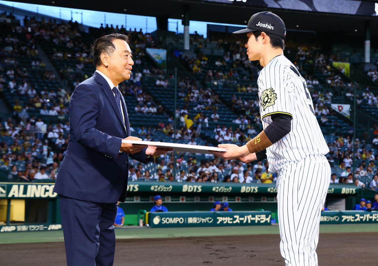 阪神対DeNA 9月度エネルギッシュ阪神タイガースの表彰を受ける中野拓夢（右）（撮影・藤尾明華）