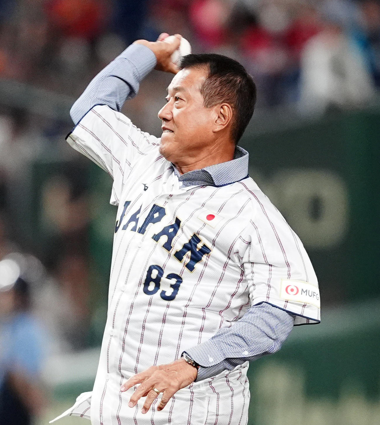 巨人対広島　始球式を行う元侍ジャパン監督の原辰徳氏（撮影・清水貴仁）
