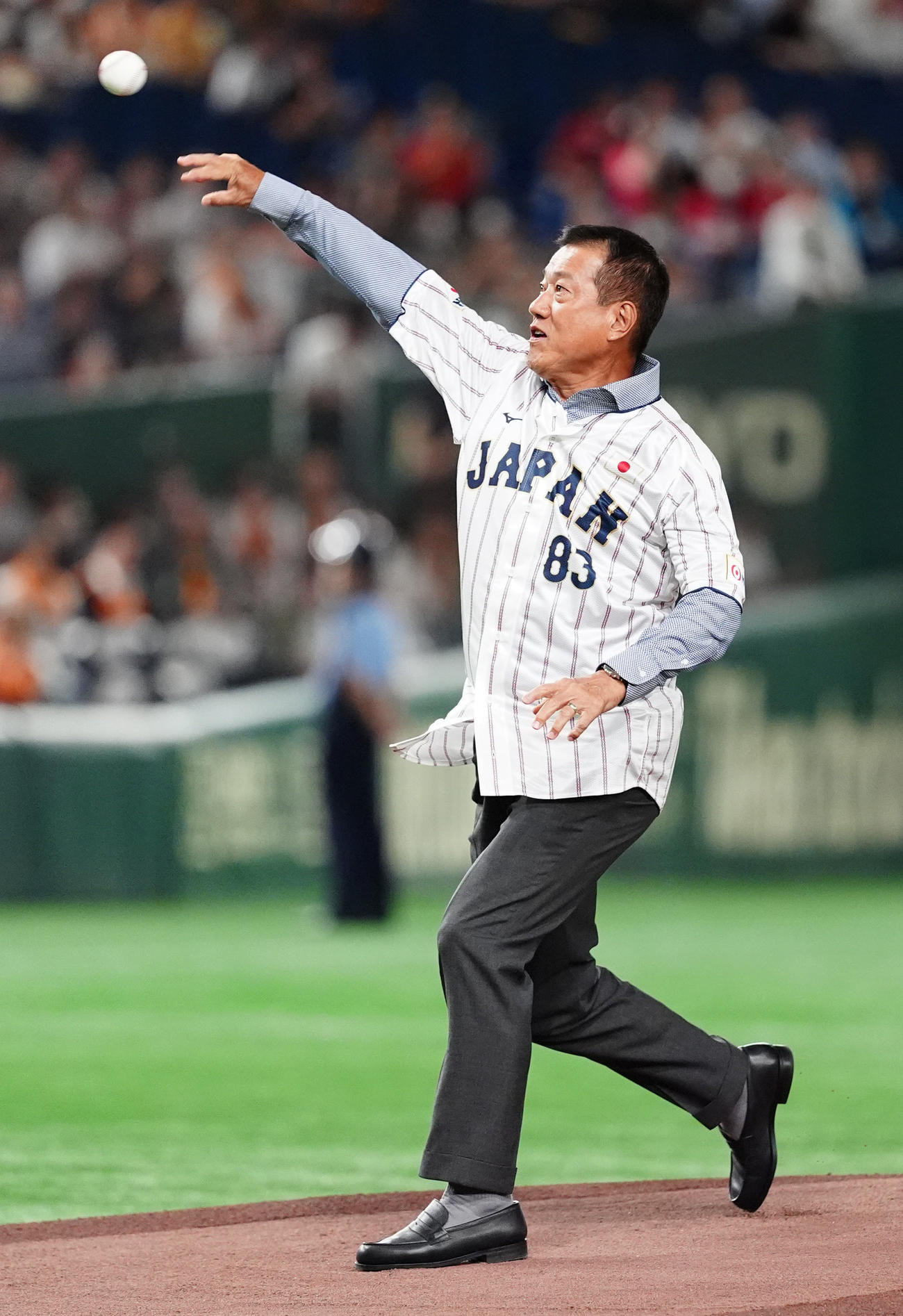 巨人対広島　始球式を行う元侍ジャパン監督の原辰徳氏（撮影・清水貴仁）