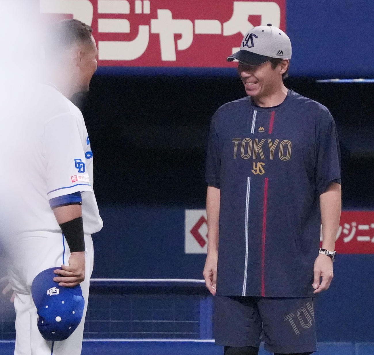 中日対ヤクルト　試合前、言葉を交わす中田（左）と言葉を交わす高津監督（撮影・森本幸一）