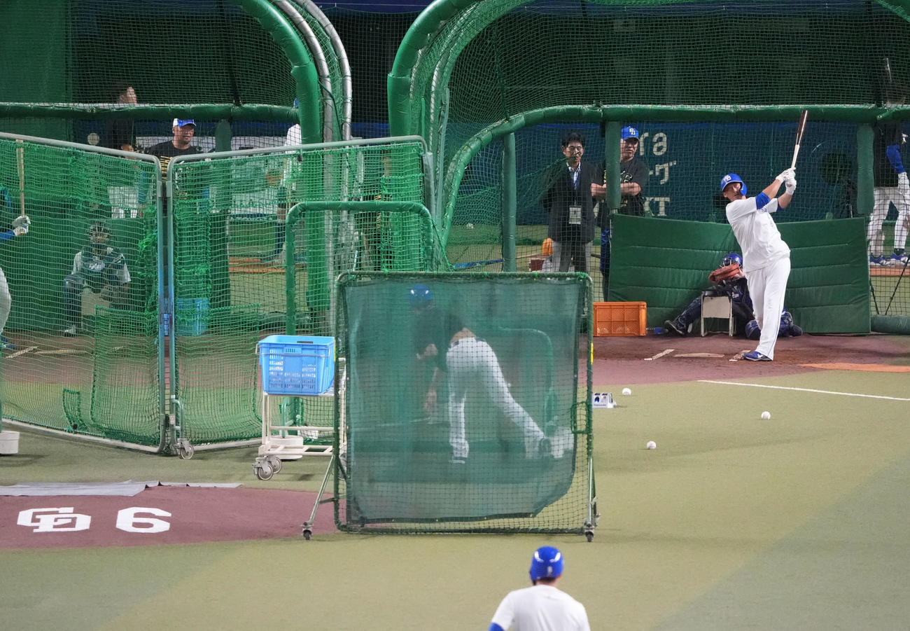 中日対ヤクルト　フリー打撃練習をする中田（右）右から2人目は井上監督（撮影・森本幸一）