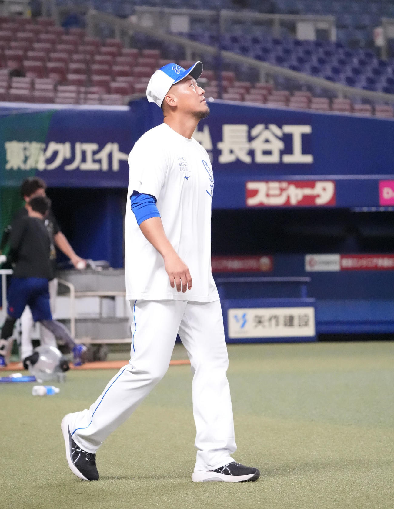 中日対ヤクルト　試合前、グラウンドに姿を見せ天を見上げる中田（撮影・森本幸一）