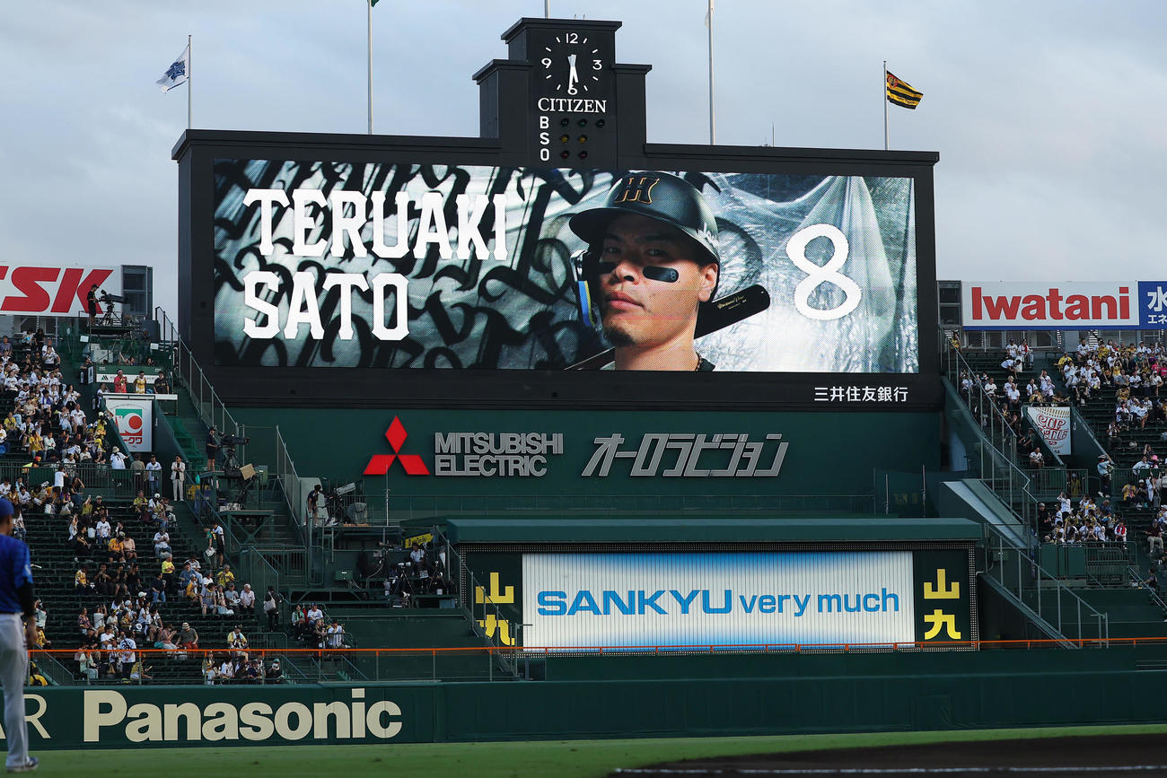 阪神対DeNA　阪神のスタメンで佐藤輝を紹介する大型ビジョン（撮影・前田充）