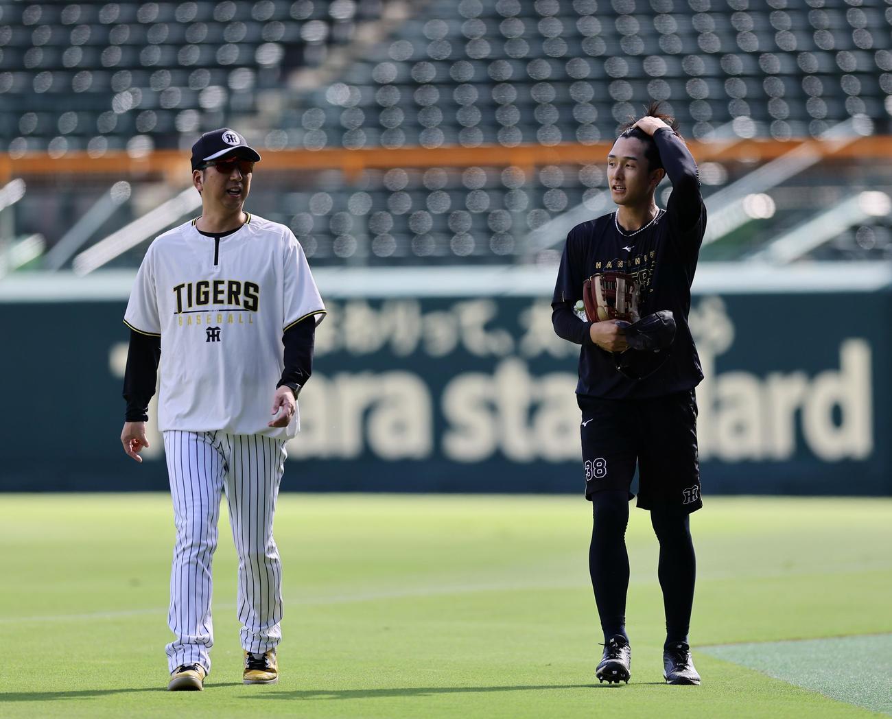 阪神対DeNA 1軍に合流し、藤川監督（左）と言葉を交わす阪神小幡（撮影・藤尾明華）