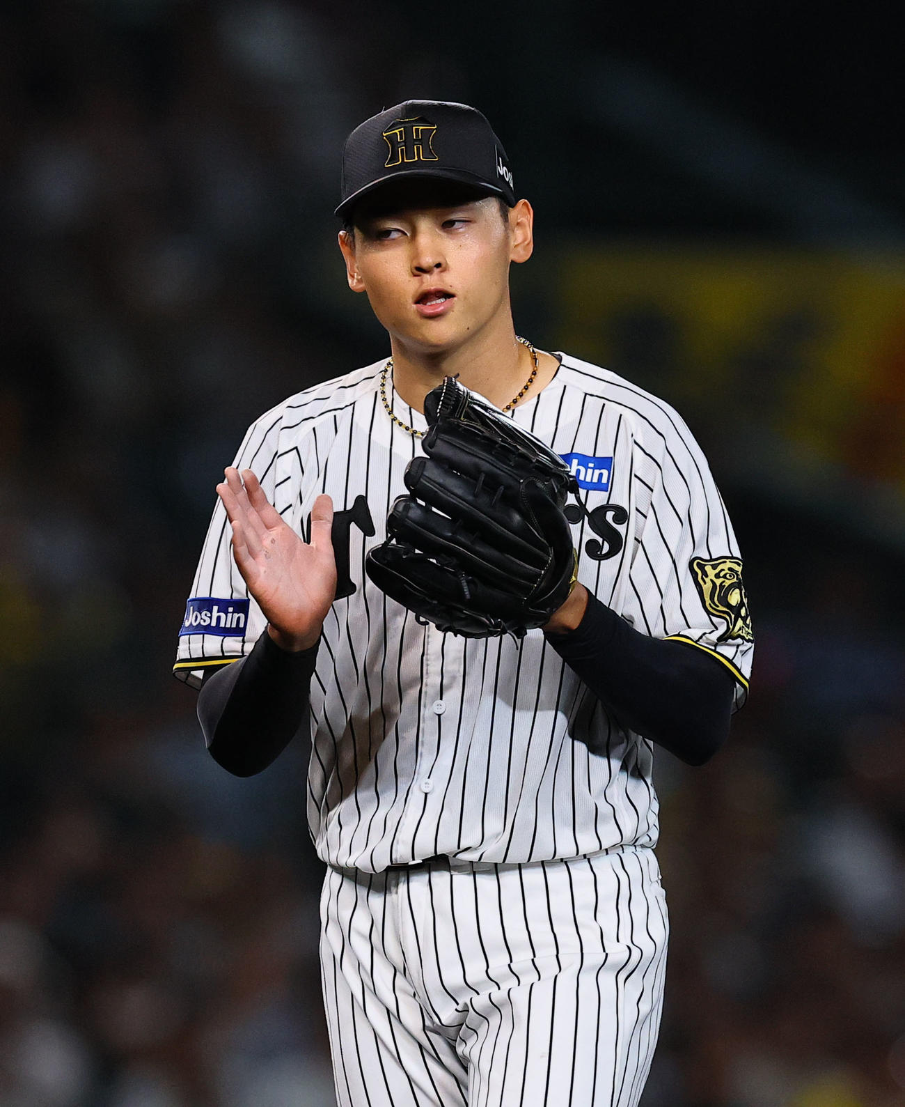 阪神対DeNA 4回表DeNA1死一塁、松尾を三ゴロ併殺に打ち取りグラブをたたく早川（撮影・藤尾明華）