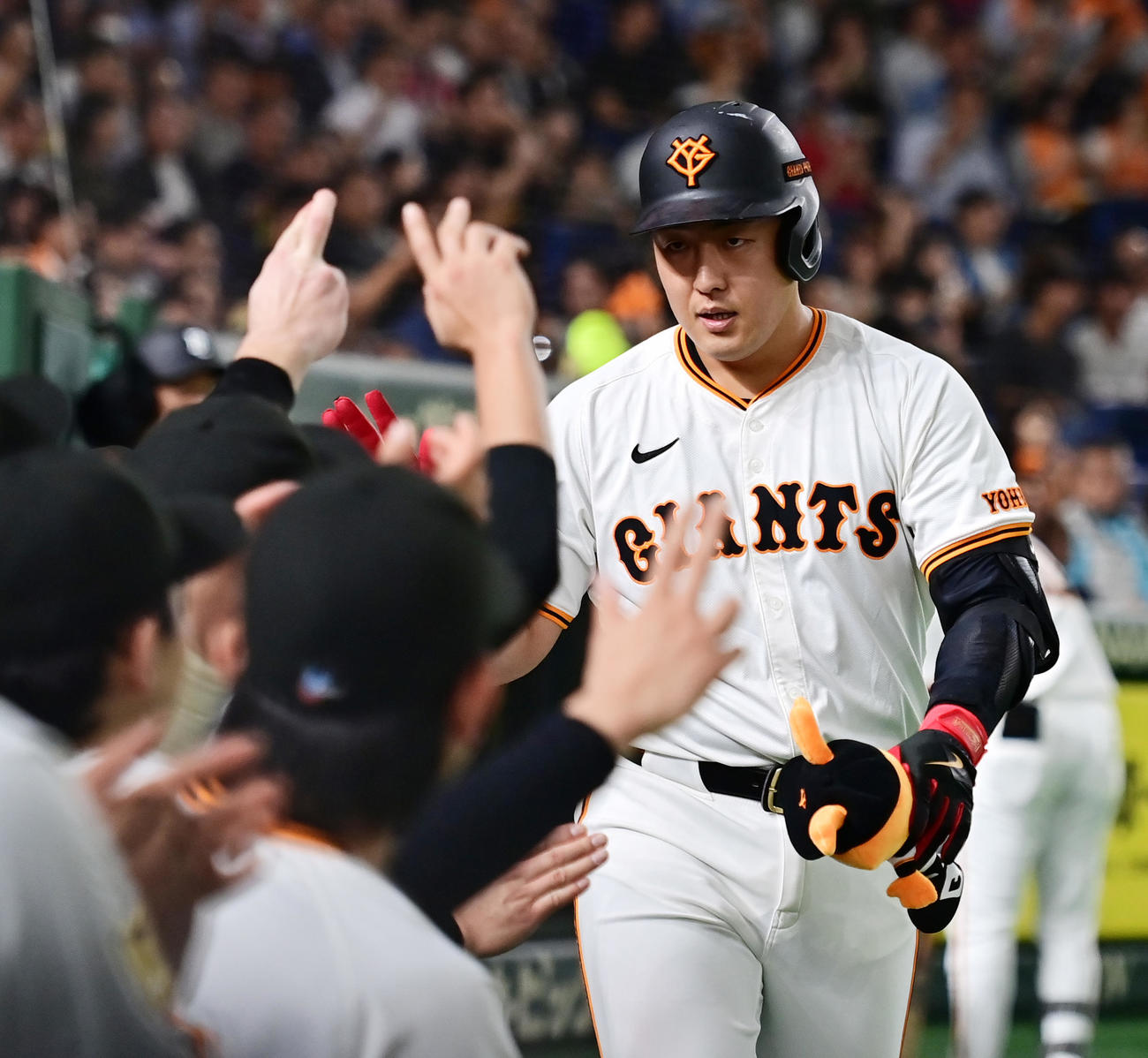 巨人対広島　4回裏巨人無死、2打席連続の左越えソロ本塁打を放ち生還する岡本（撮影・清水貴仁）