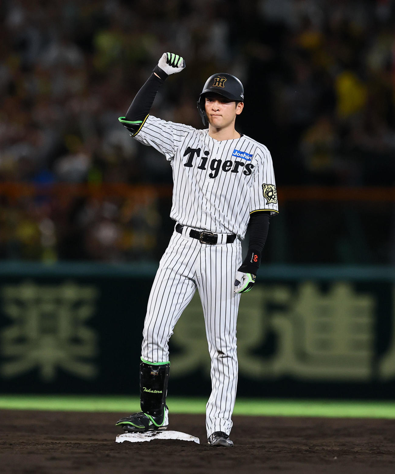 阪神対DeNA 4回裏阪神2死一、二塁、高寺は右前に適時打を放ちガッツポーズをする（撮影・藤尾明華）