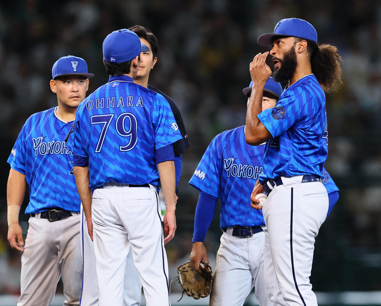 阪神対DeNA 4回裏阪神2死一、二塁、高寺の右前適時打を許し、マウンドでコーチらと話しをするジャクソン（右）（撮影・藤尾明華）