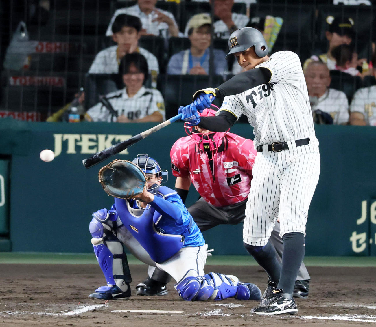 阪神対DeNA 6回裏阪神2死三塁、代打ヘルナンデスは右前適時打を放つ（撮影・加藤哉）