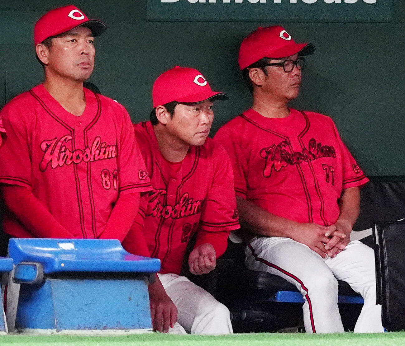 巨人対広島　4回裏、巨人に逆転を許し厳しい表情となる広島新井監督（中央）（撮影・清水貴仁）