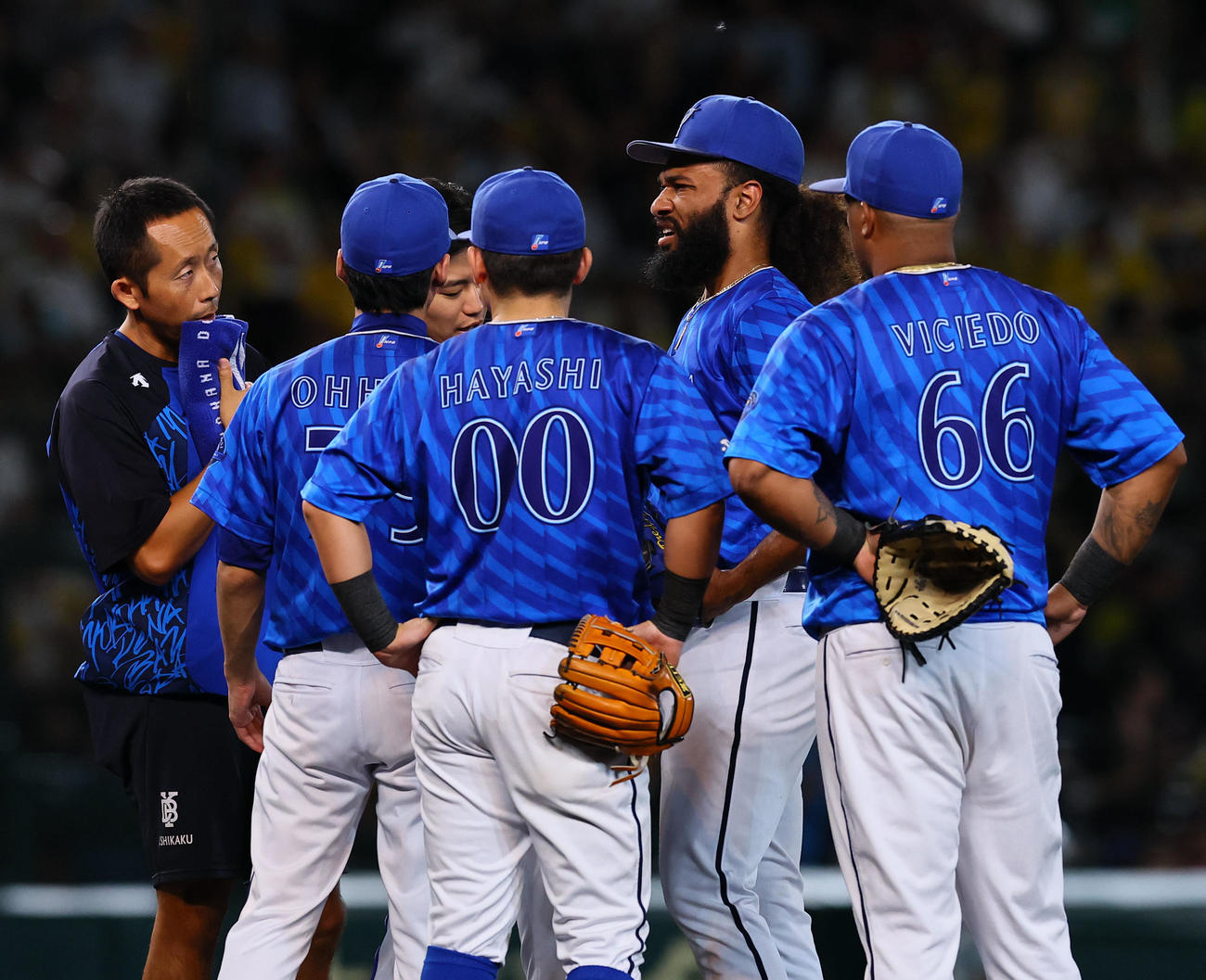 阪神対DeNA 4回裏阪神2死一、二塁、高寺の右前適時打を許し、マウンドでコーチらと話しをするジャクソン（右から2人目）（撮影・藤尾明華）