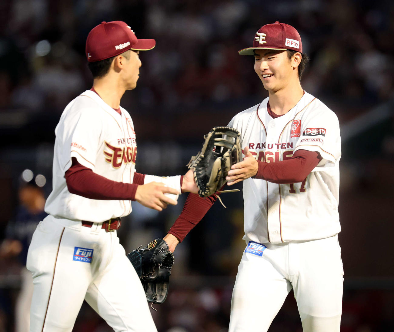 楽天対西武　4回表西武2死一塁、一塁走者渡部聖の二塁盗塁を阻み、笑顔で宗山（左）とハイタッチする古謝（撮影・浅見桂子）