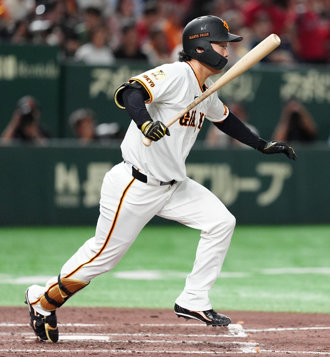 巨人対広島　4回裏巨人2死一、二塁、右翼線へ適時二塁打を放つ山崎（撮影・清水貴仁）