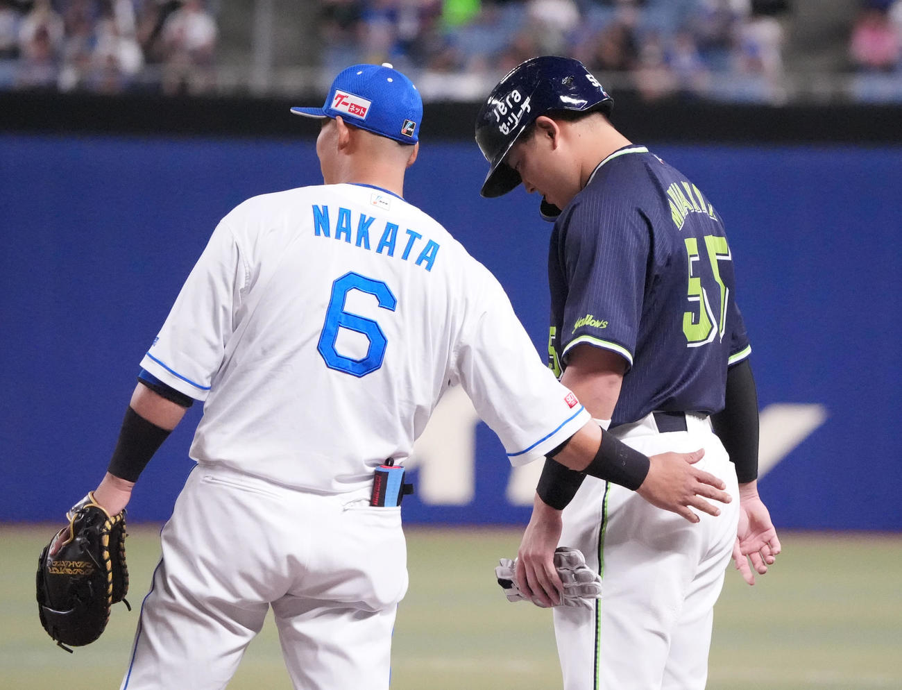 中日対ヤクルト　1回表ヤクルト2死一塁、一塁上で中田（左）と言葉を交わす村上（撮影・森本幸一）