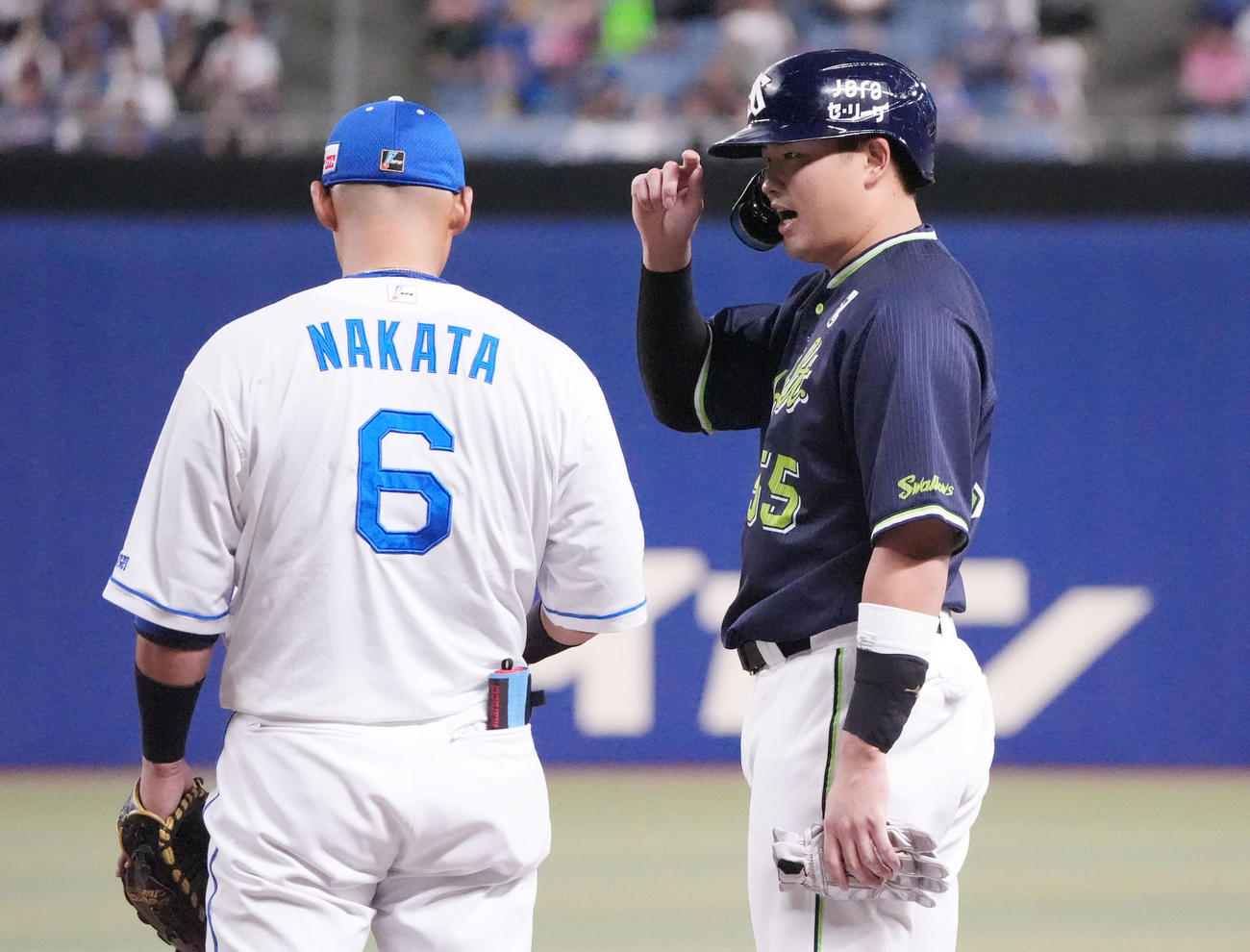 中日対ヤクルト　1回表ヤクルト2死一塁、一塁上で中田（左）と言葉を交わす村上（撮影・森本幸一）