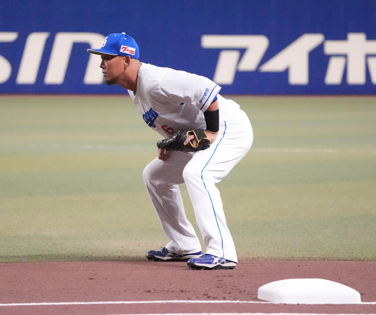 中日対ヤクルト　1回表、一塁守備に着く中田（撮影・森本幸一）