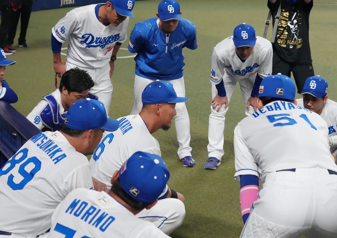 中日対ヤクルト　試合前、ベンチ前の円陣中央で声出しをする中田（撮影・森本幸一）