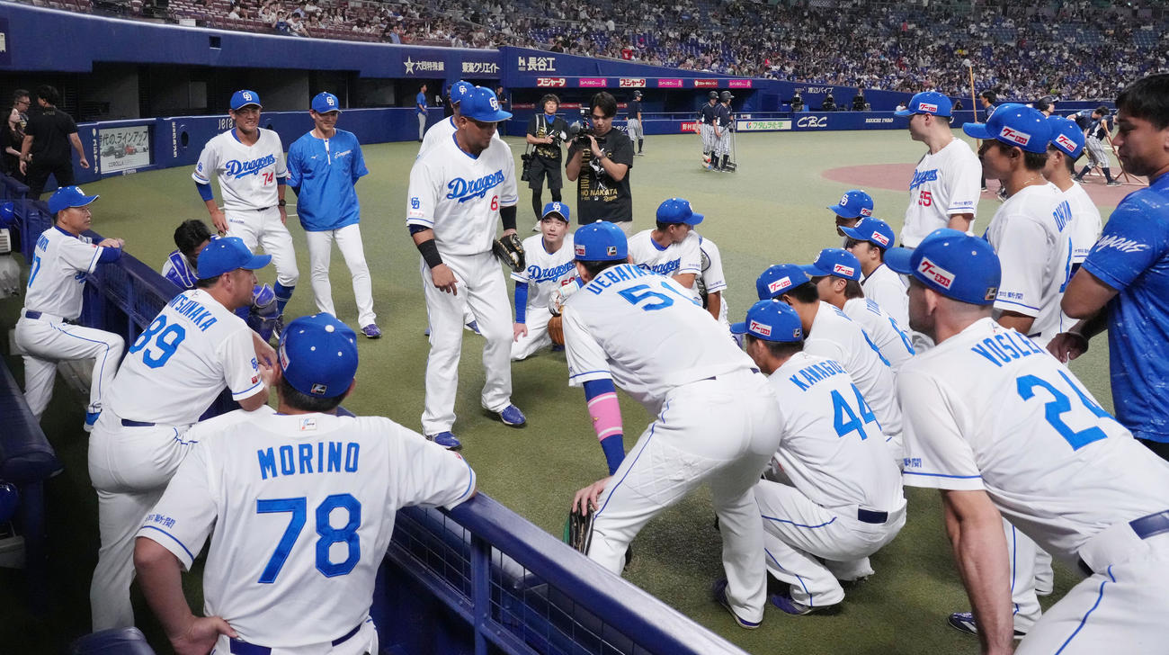 中日対ヤクルト　試合前、ベンチ前の円陣中央で声出しをする中田（撮影・森本幸一）