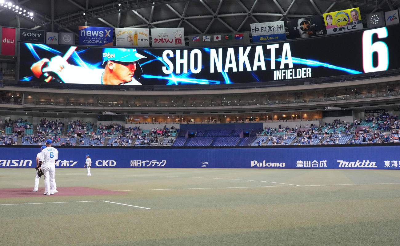 中日対ヤクルト　試合前、場内に四番・一塁手でコールされる中田（撮影・森本幸一）