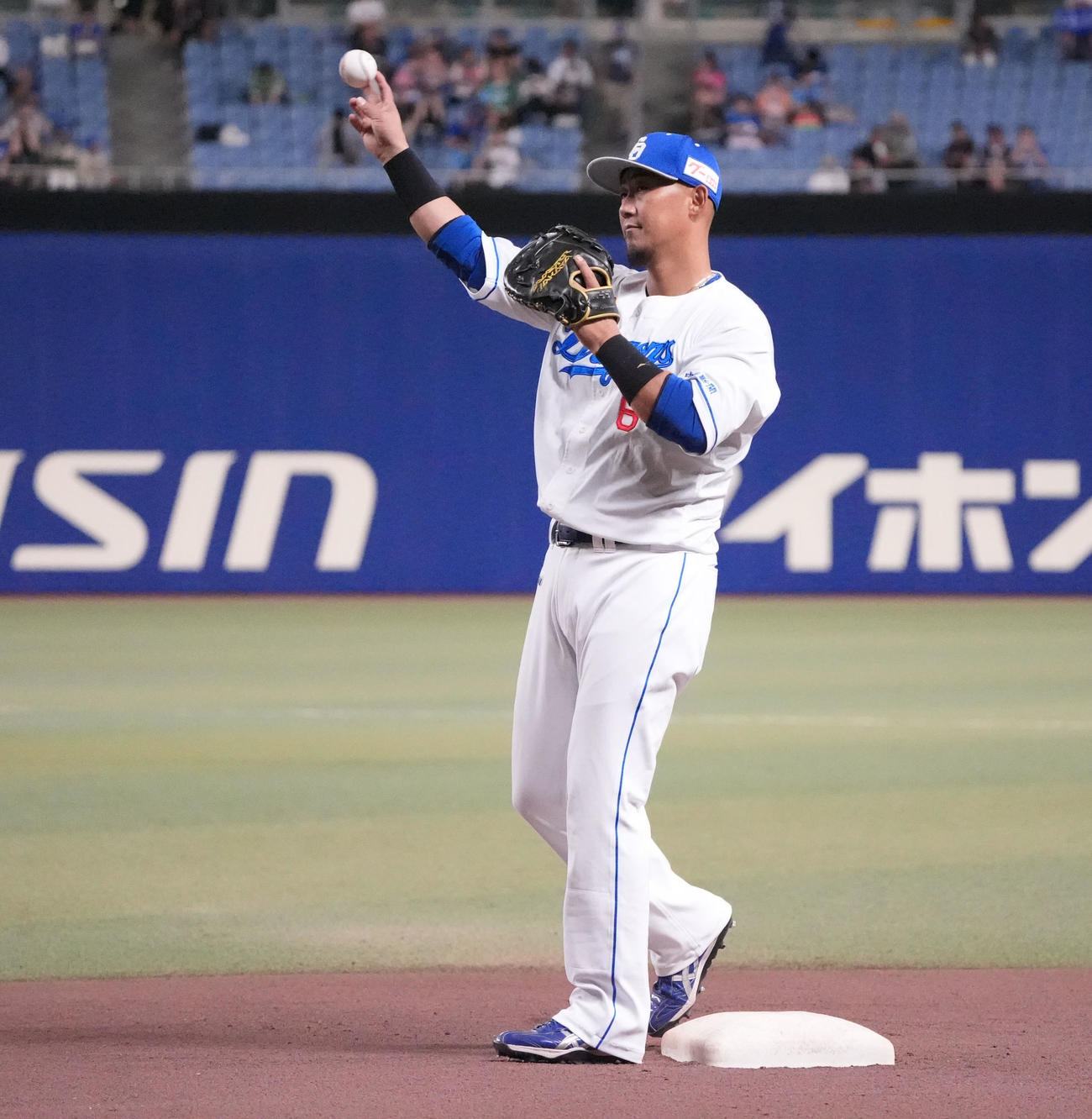 中日対ヤクルト　試合前、シートノックで一塁守備に着きベースを触る中田（撮影・森本幸一）