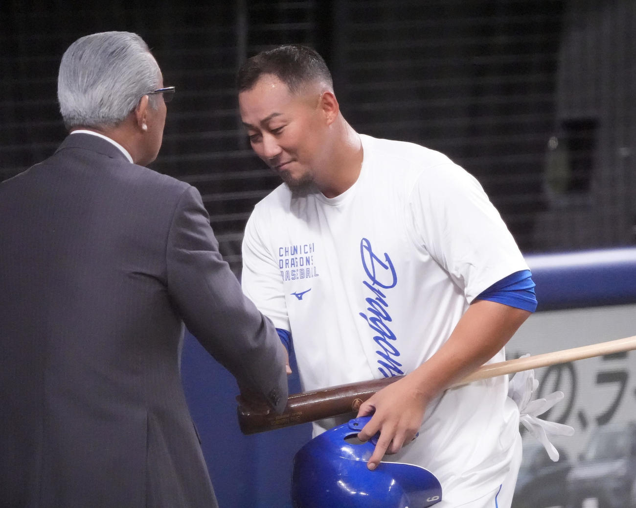 中日対ヤクルト　試合前、森繁和氏（左）と言葉を交わす中田（撮影・森本幸一）