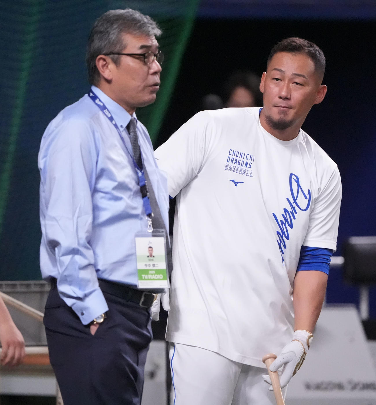 中日対ヤクルト　試合前、言葉を交わす今中慎二氏（左）と中田（撮影・森本幸一）