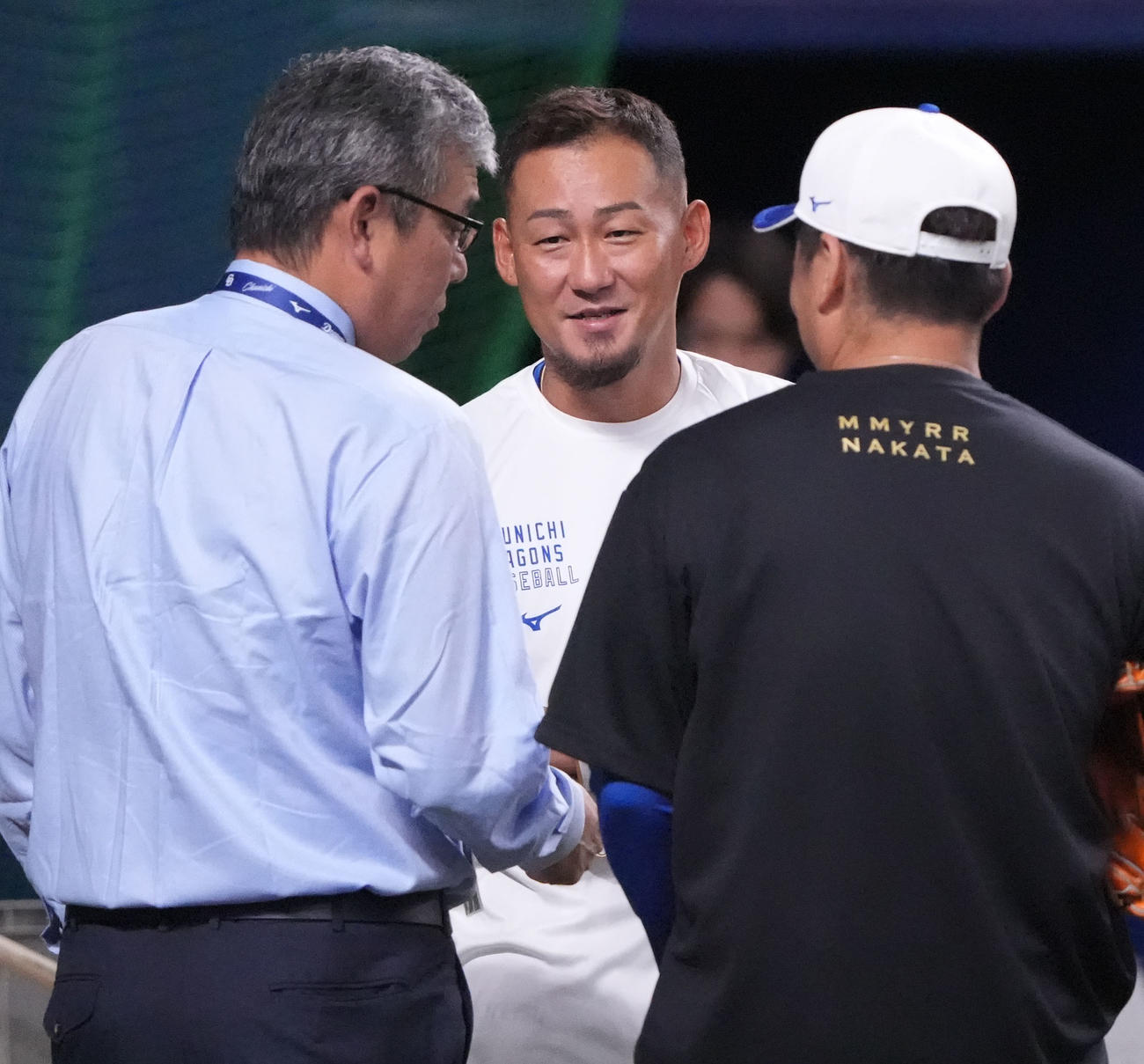 中日対ヤクルト　試合前、言葉を交わす左から今中慎二氏、中田、森野打撃コーチ（撮影・森本幸一）