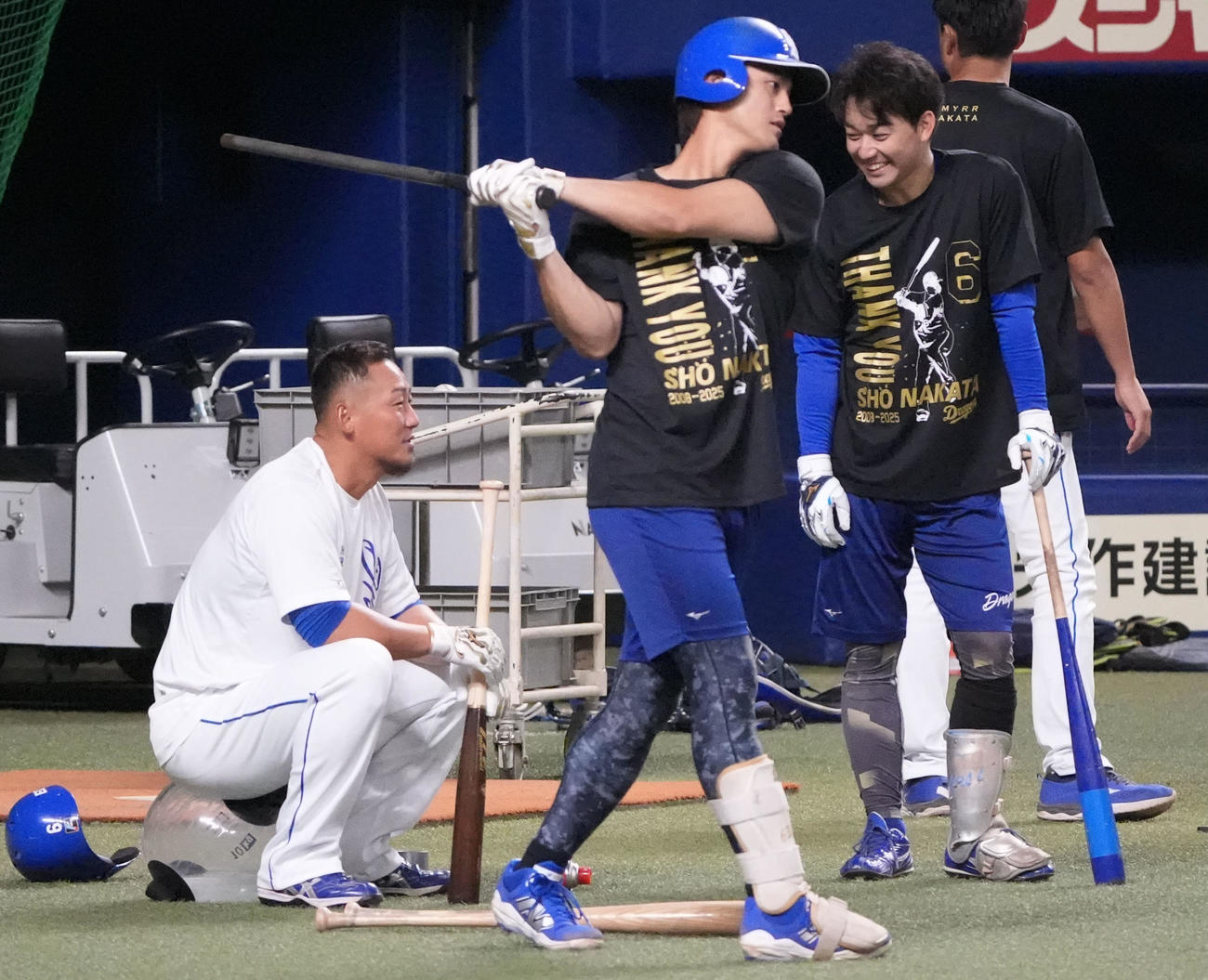 中日対ヤクルト　試合前、中田（左）は山本泰寛と談笑する（撮影・森本幸一）