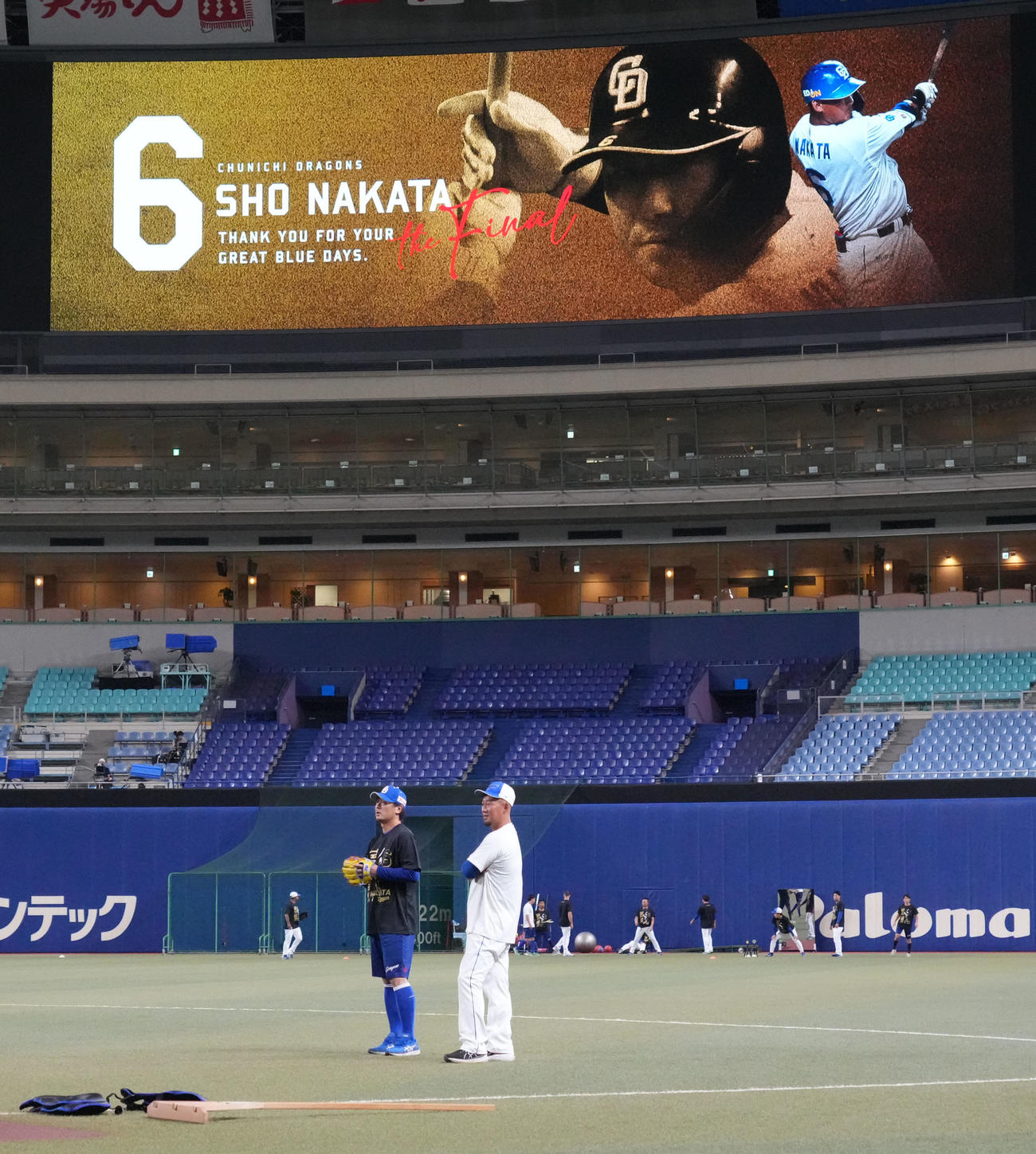 中日対ヤクルト　試合前、言葉を交わす涌井（左）と中田（撮影・森本幸一）