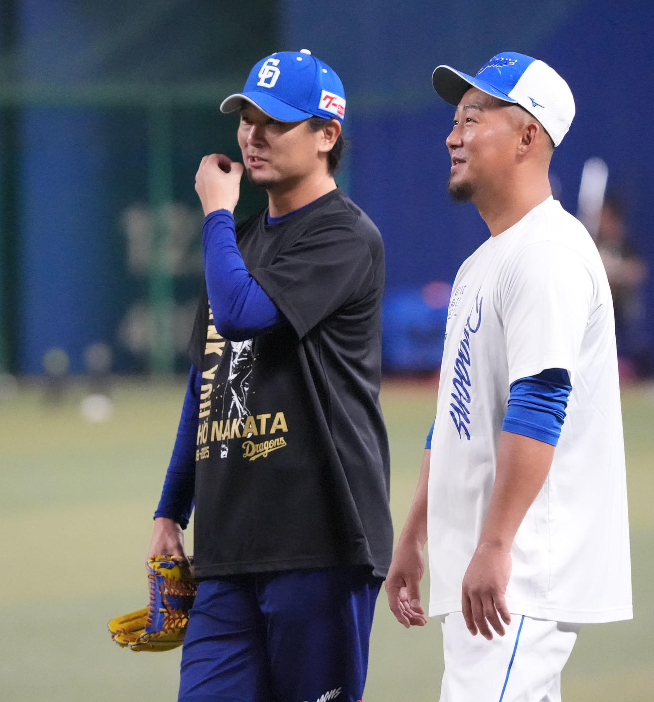 中日対ヤクルト　試合前、言葉を交わす涌井（左）と中田（撮影・森本幸一）