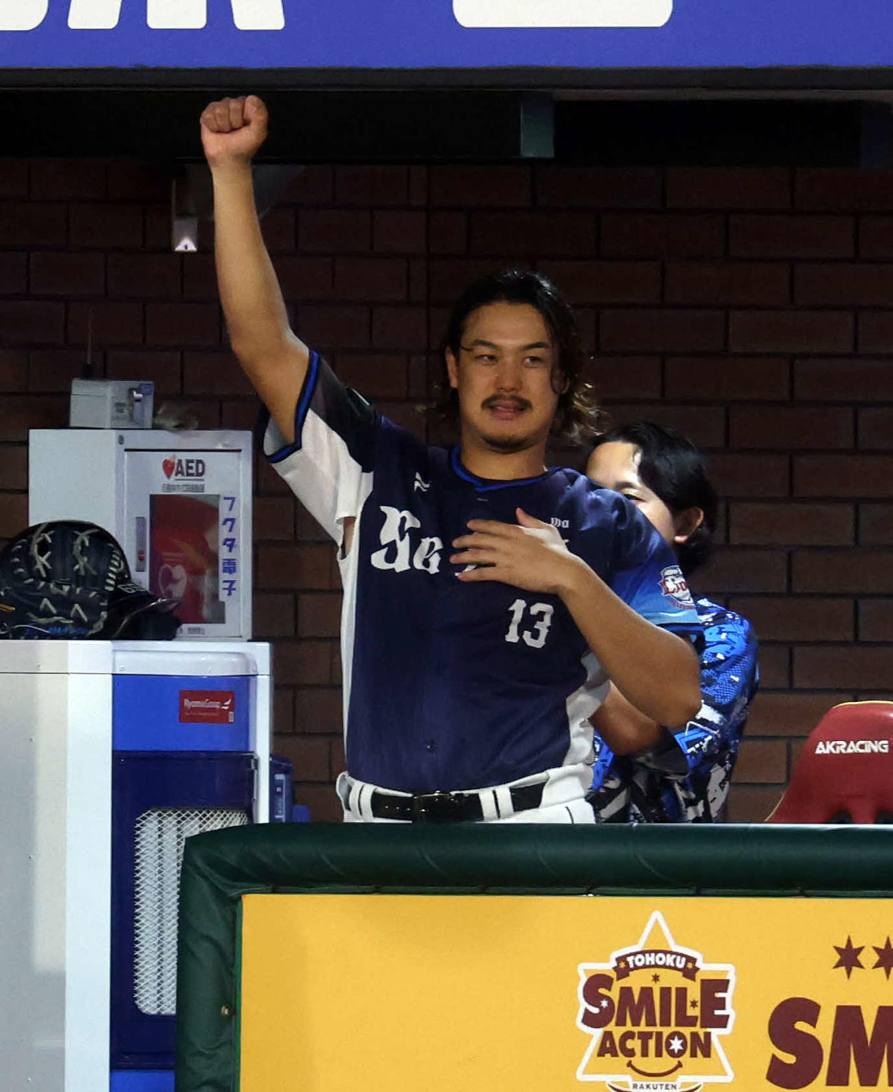 楽天対西武　7回表西武1死二、三塁、山村が適時打を放ちガッツポーズの高橋（撮影・浅見桂子）