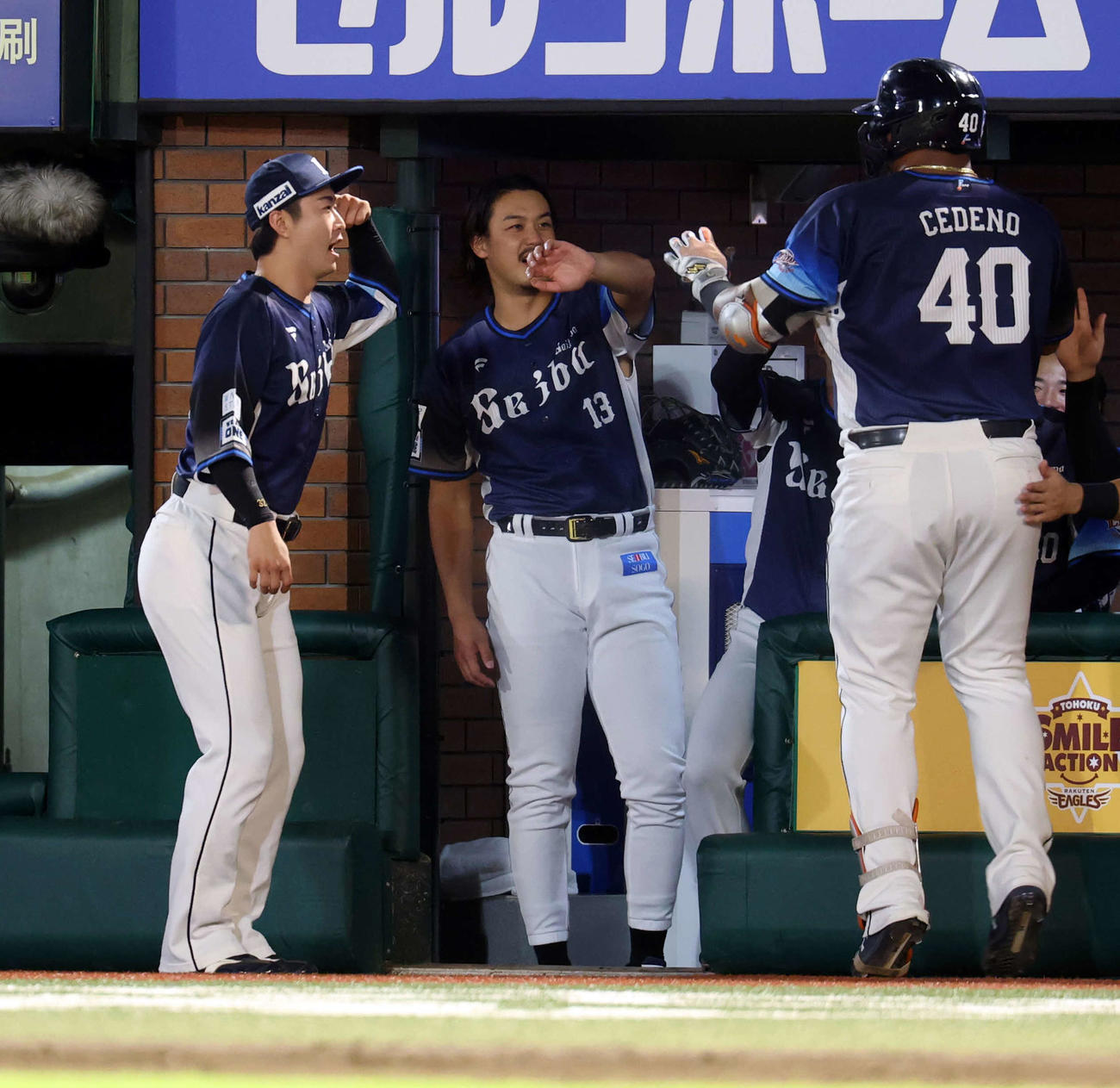 楽天対西武　5回表西武1死、セデーニョ（右）がソロ本塁打を放ち、笑顔で迎える高橋（中央）ら（撮影・浅見桂子）