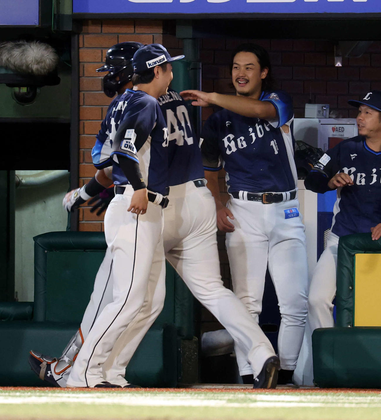 楽天対西武　5回表西武1死、セデーニョ（中央）がソロ本塁打を放ち、笑顔で迎える高橋（右）ら（撮影・浅見桂子）