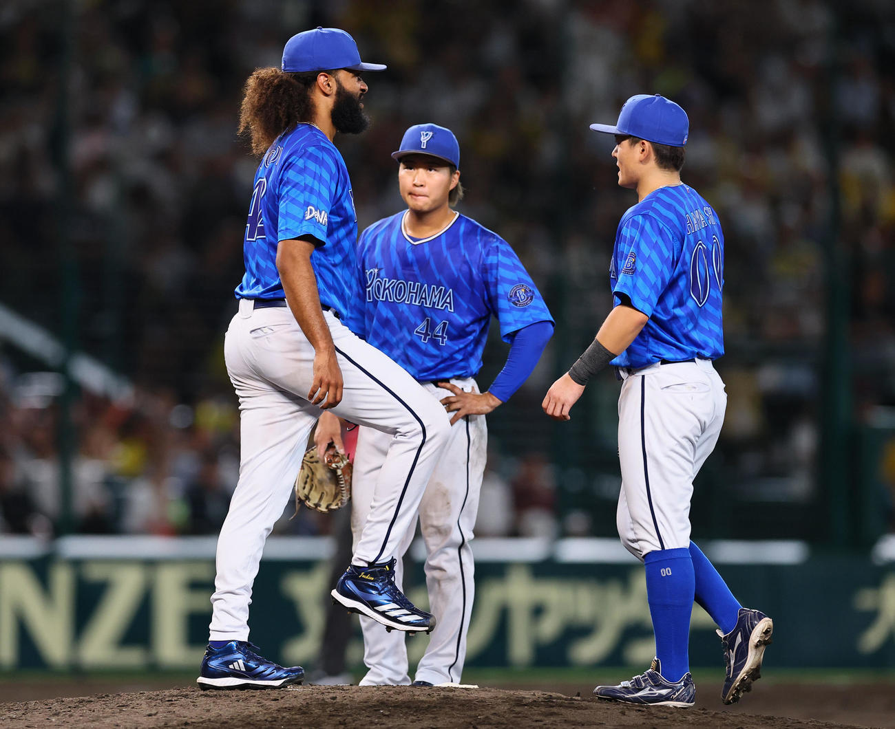 阪神対DeNA 4回裏阪神2死一、二塁、高寺の右前適時打を許し、マウンドで足を気にする仕草を見せるジャクソン（撮影・藤尾明華）
