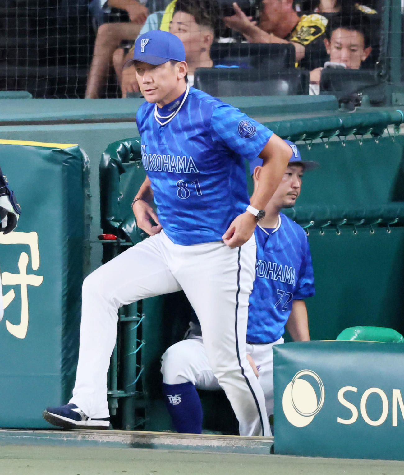 阪神対DeNA 5回裏を前に選手交代を告げるためベンチを出るDeNA三浦監督（撮影・加藤哉）