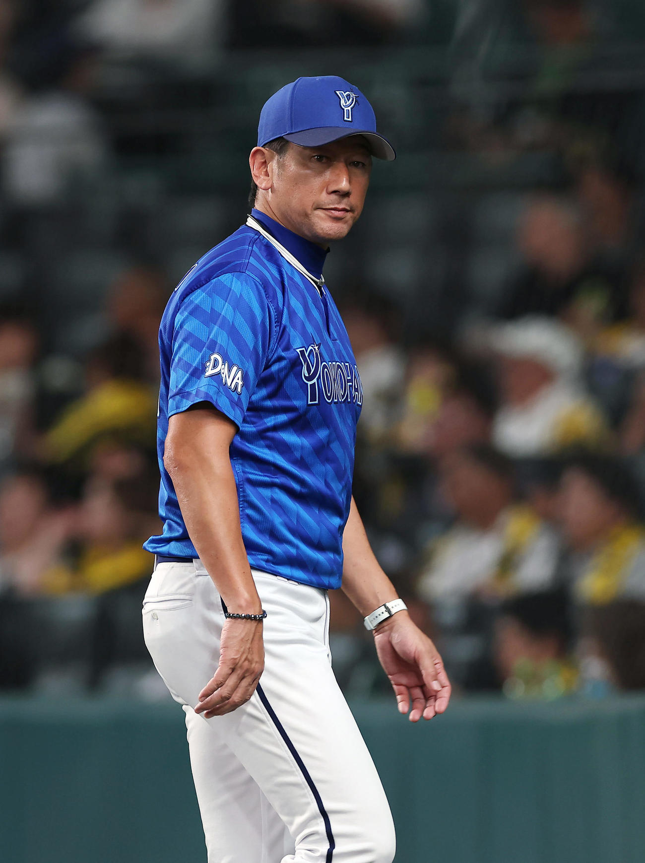 阪神対DeNA 5回表を終え、選手交代を告げたDeNA三浦監督（撮影・前田充）