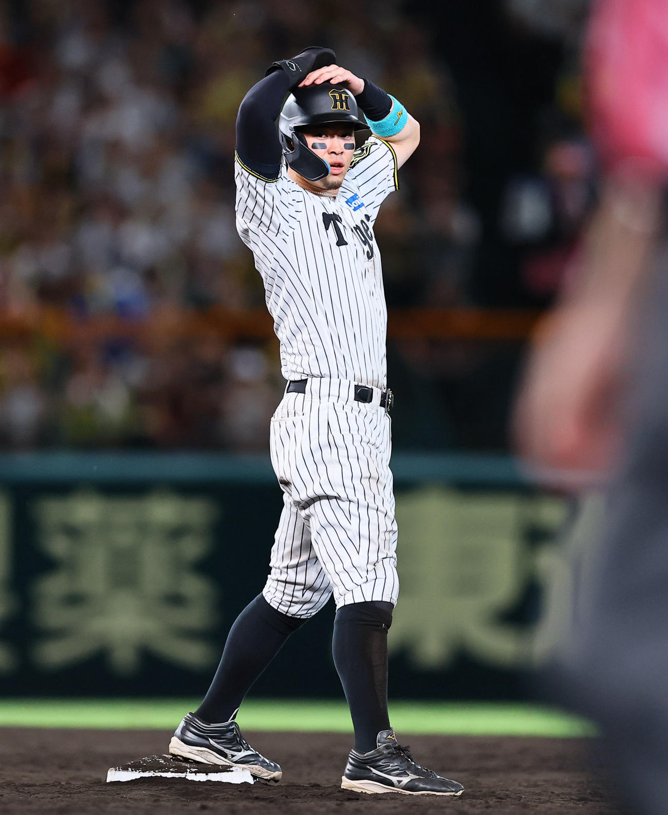 阪神対DeNA 5回裏阪神2死一塁、打者大山のとき一走佐藤輝が二盗失敗する（撮影・藤尾明華）