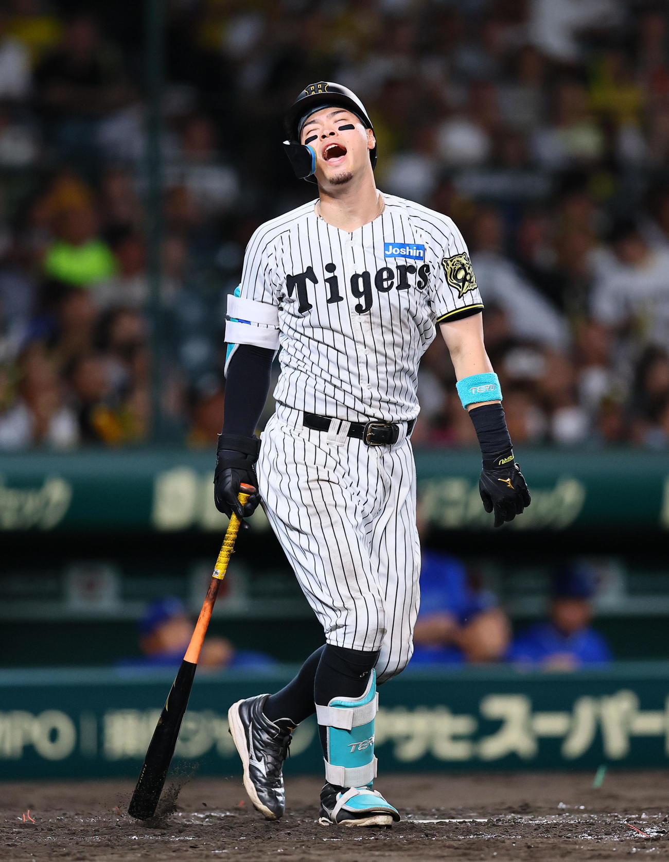阪神対DeNA 4回裏阪神無死一塁、佐藤輝は左飛に倒れる（撮影・藤尾明華）