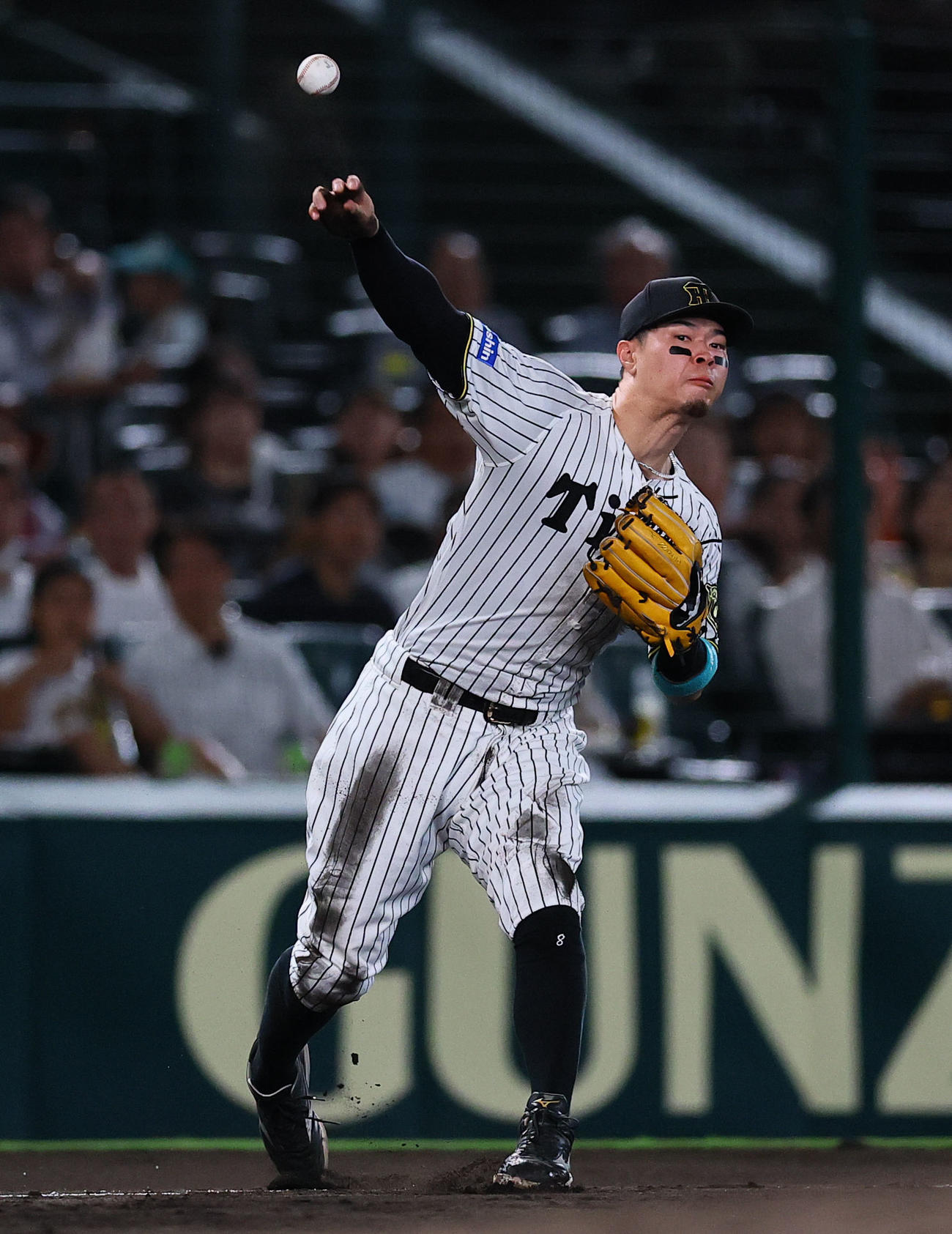 阪神対DeNA 3回表DeNA1死、蝦名の三ゴロで好守を見せる佐藤輝（撮影・藤尾明華）