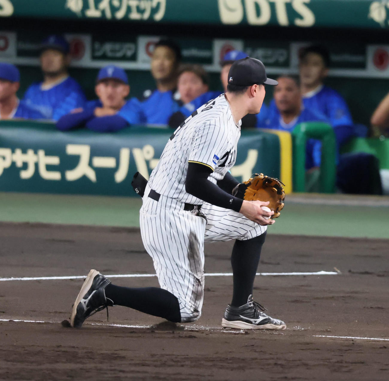 阪神対DeNA 3回表DeNA1死、佐藤輝は蝦名の打球を好捕（撮影・加藤哉）