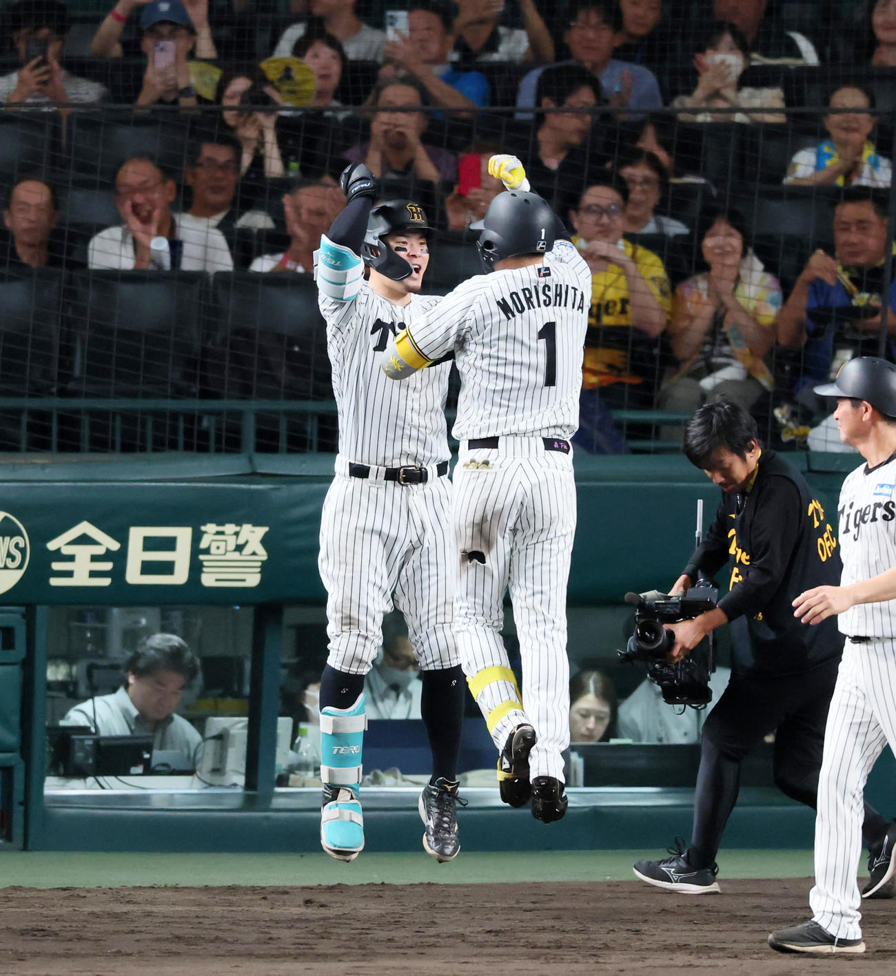 阪神対DeNA 5回裏阪神2死、森下は左越えソロ本塁打を放ち次打者佐藤輝（左）とジャンプしてタッチする（撮影・加藤哉）