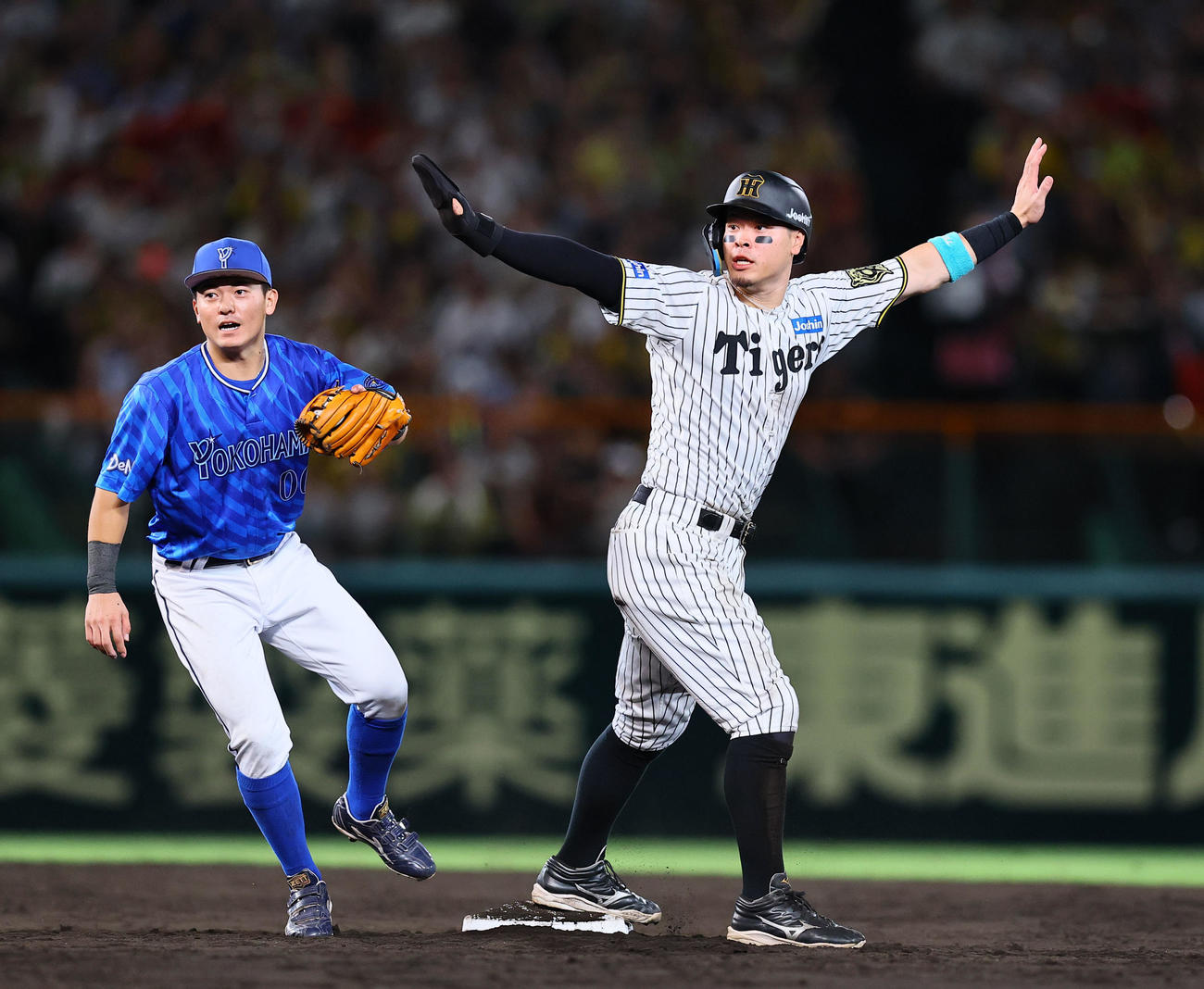 阪神対DeNA 5回裏阪神2死一塁、打者大山のとき一走佐藤輝が二盗失敗する（撮影・藤尾明華）