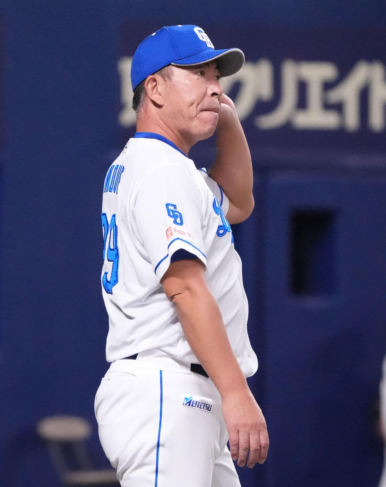 中日対ヤクルト　7回表ヤクルト1死二塁、投手交代を告げる井上監督（撮影・森本幸一）