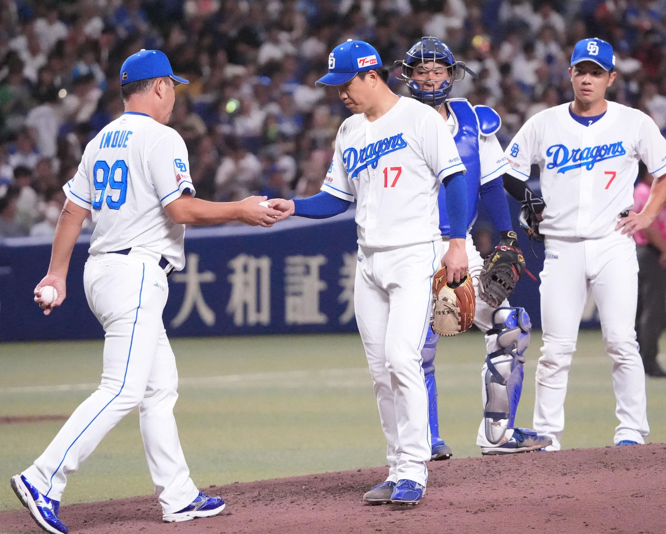 中日対ヤクルト　7回表ヤクルト1死二塁、柳（左から2人目）はマウンドを降りる（撮影・森本幸一）