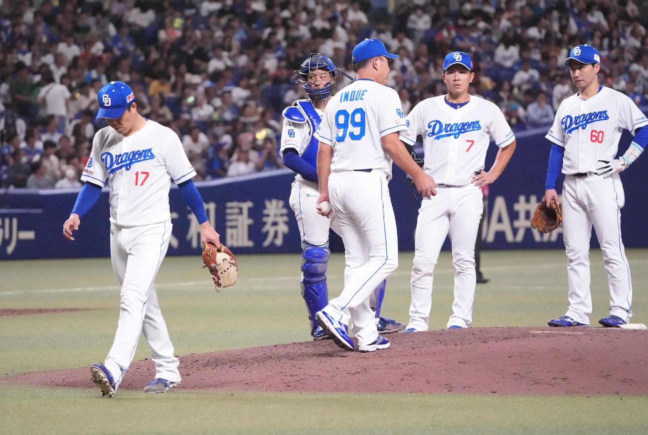 中日対ヤクルト　7回表ヤクルト1死二塁、柳（左）はマウンドを降りる（撮影・森本幸一）