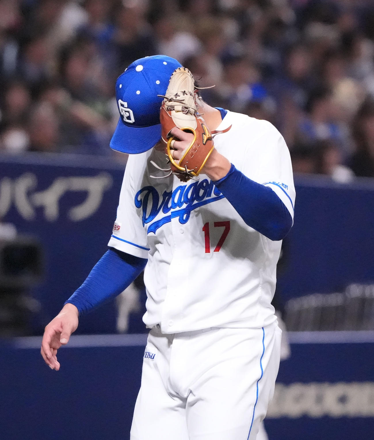 中日対ヤクルト　1回表終了、グラブで頭を叩きながらベンチへ戻る柳（撮影・森本幸一）