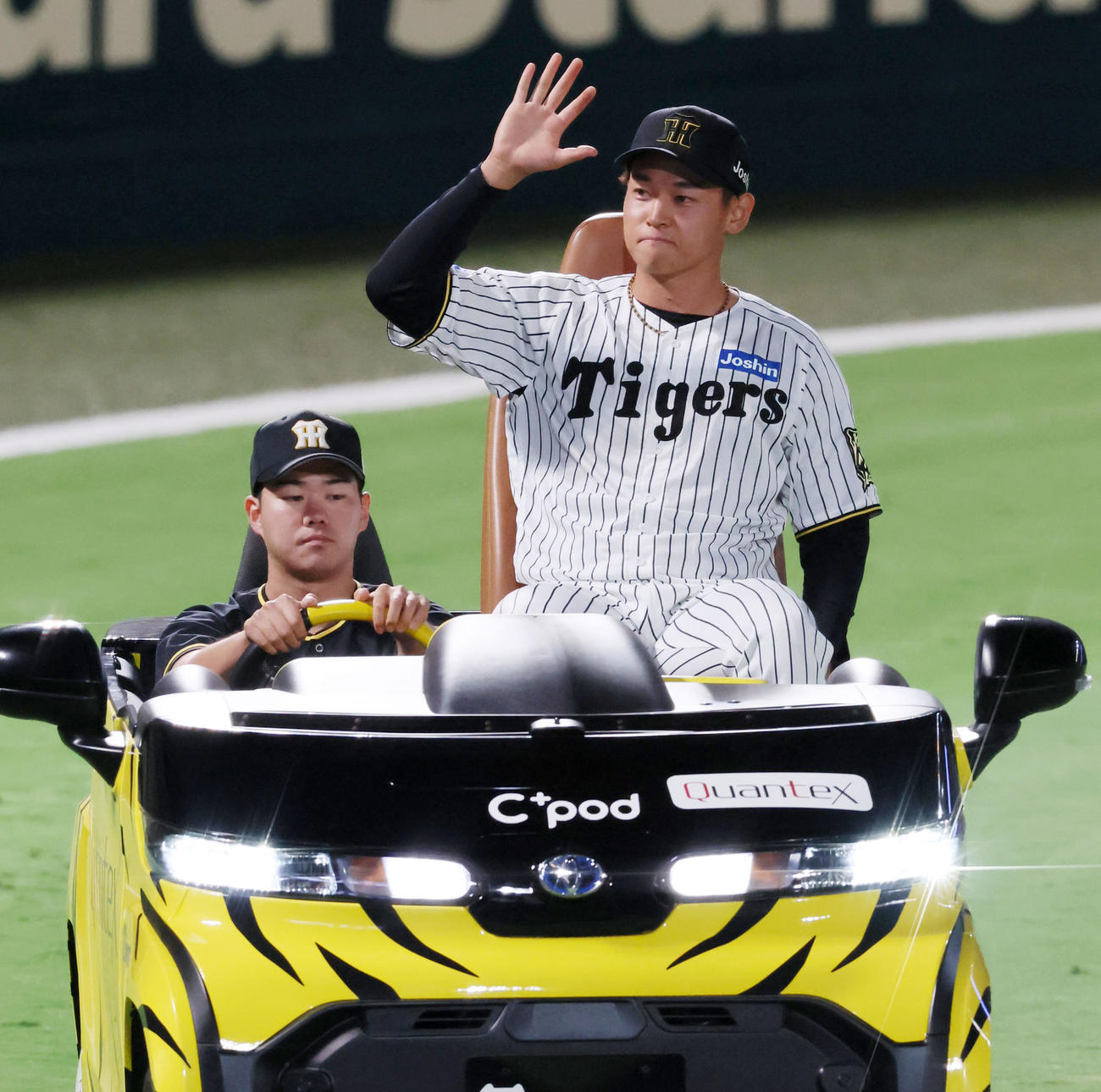 阪神対DeNA DeNAに勝利しリリーフカーで場内1周する阪神早川（撮影・加藤哉）