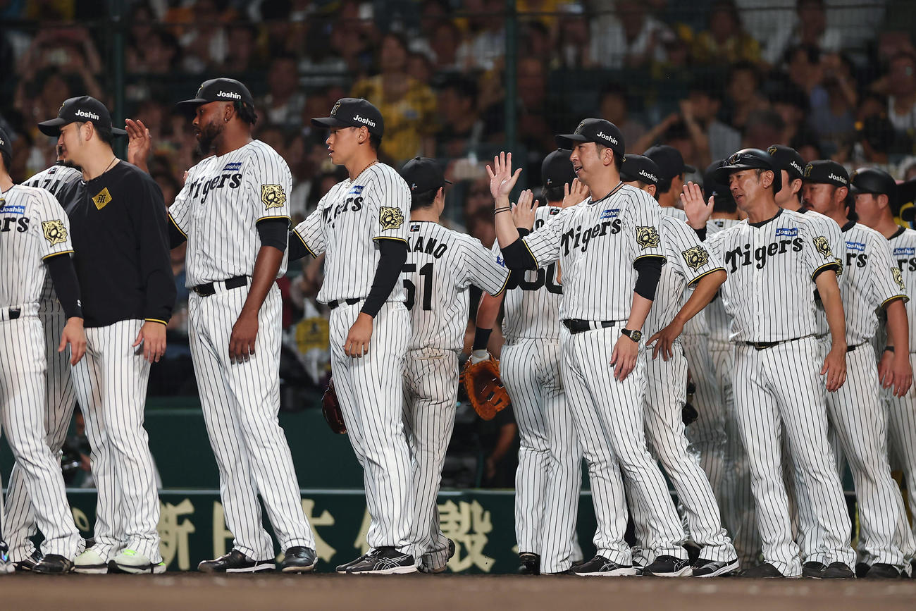 阪神対DeNA DeNAに勝利し、タッチでナインを迎える藤川監督（中央右）と早川（同左）ら（撮影・前田充）